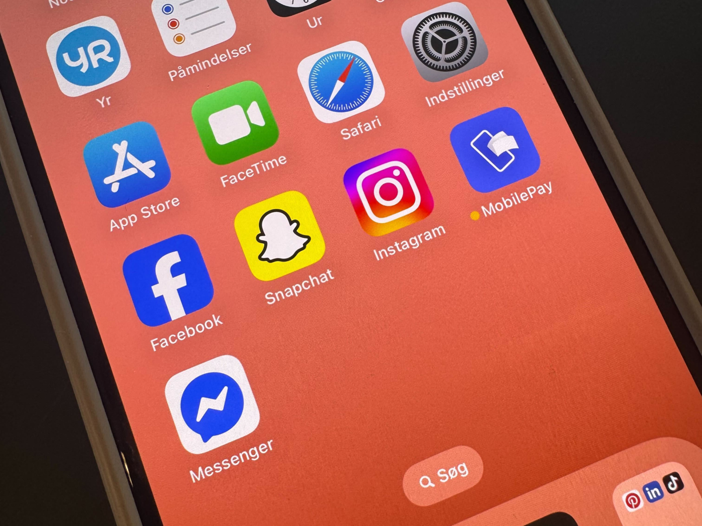 Billede der viser en telefonskærm med forskellige app-ikoner fra sociale medier