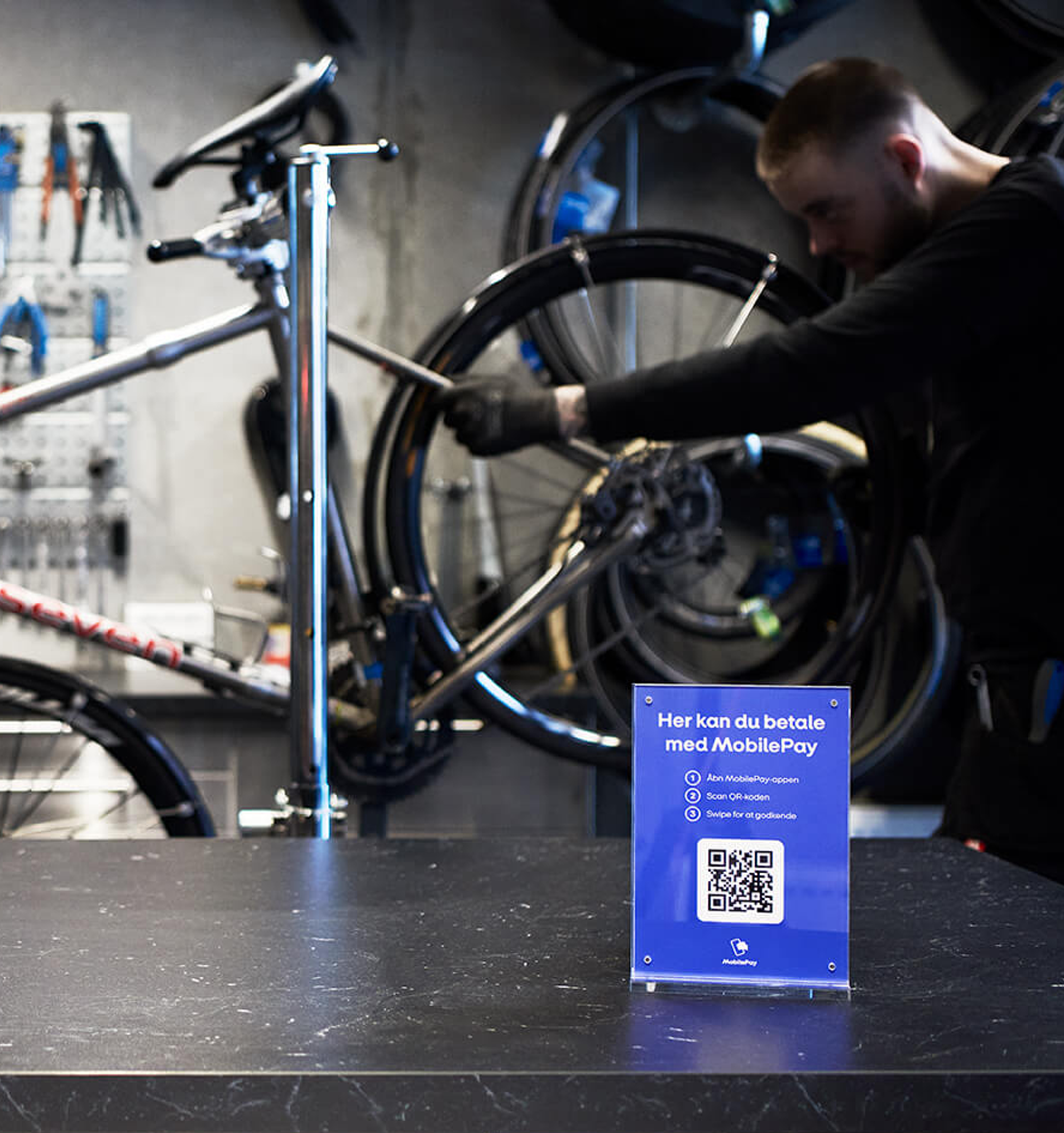 Billede som viser et MobilePay-skilt med QR-kode.