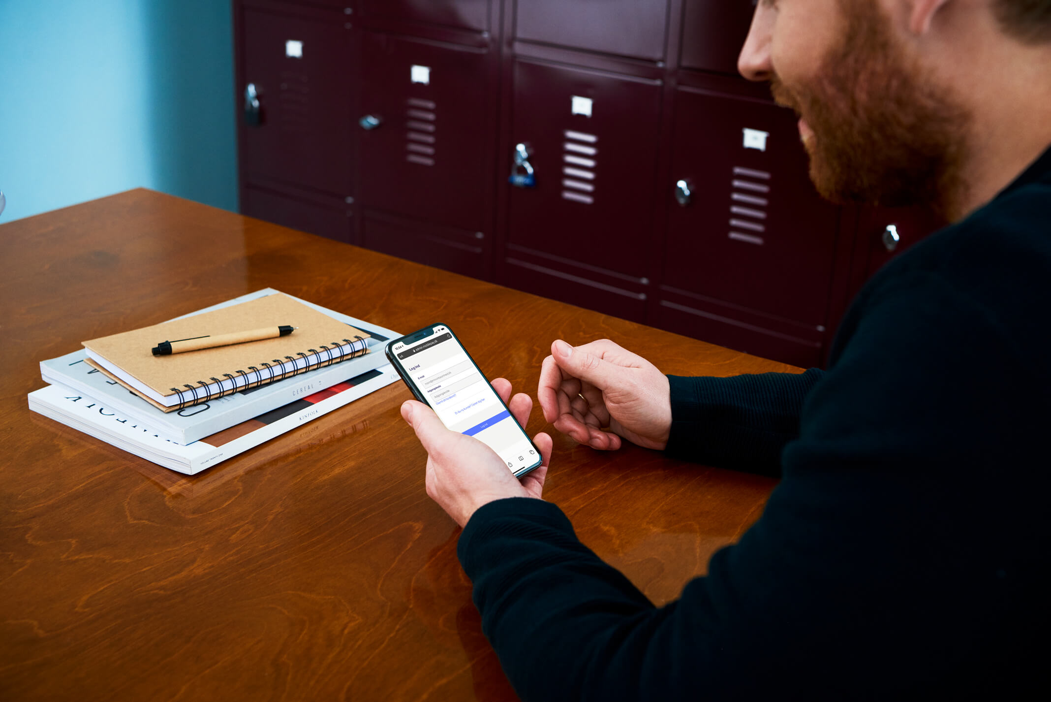 Billede af mand, der logger ind via selvbetjening på MobilePay-portalen.