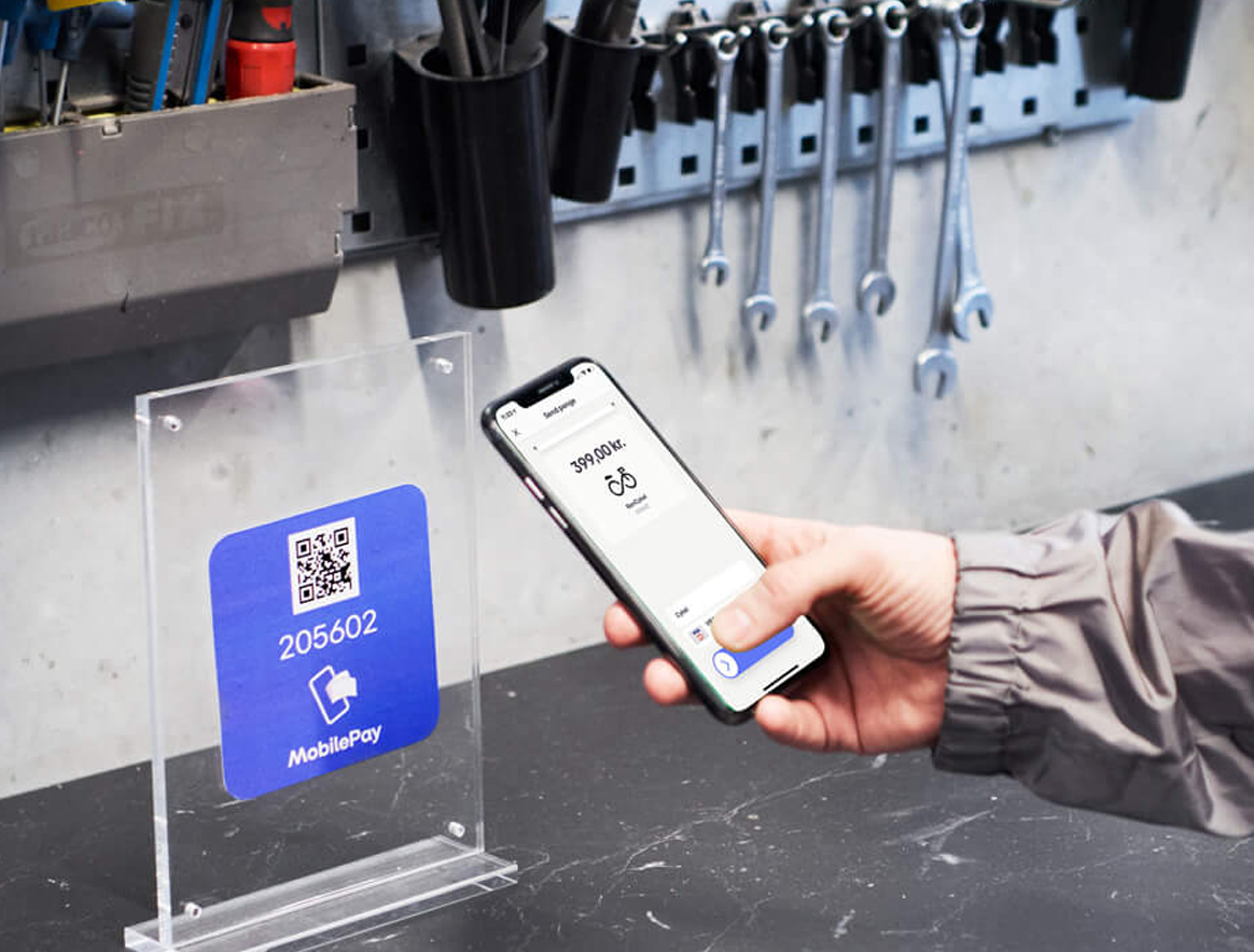 Billede som viser MobilePay-betaling via QR-kode i en cykelbutik.