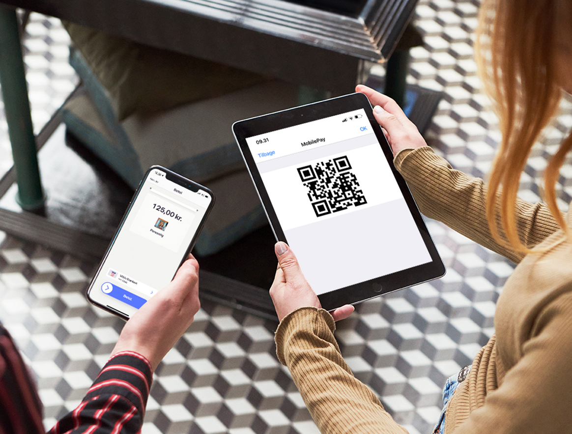 Billede som viser, hvordan betaling med MobilePay kan foregå på gulvet i en butik.