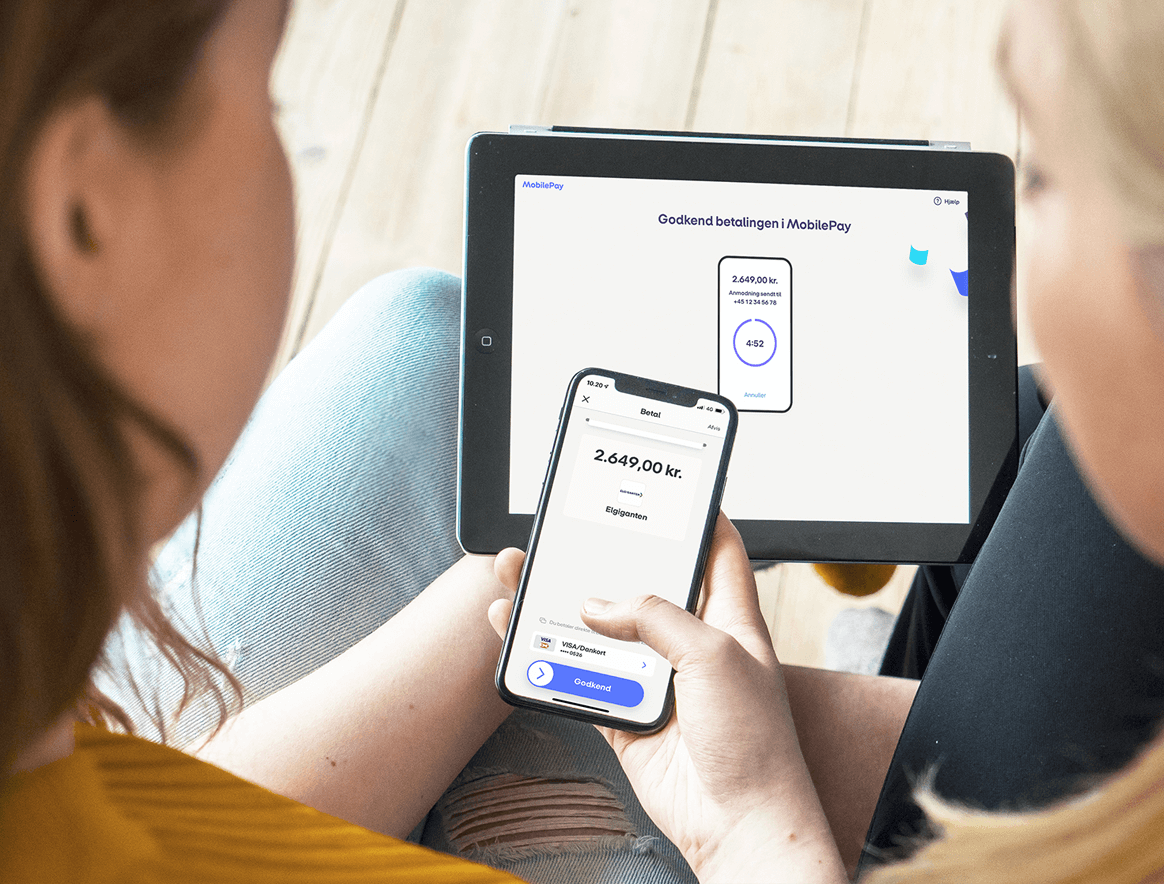Billede af to piger, der shopper online på Boozt.com. Betalingen foregår via MobilePay Online.
